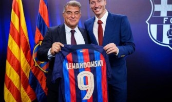 Barcelona już sprzedaje koszulkę nr 9 Lewandowskiego