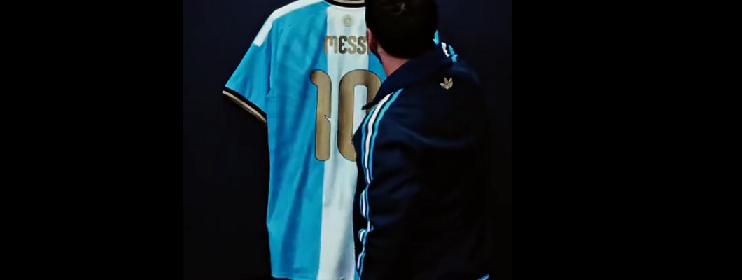 Messi prezentuje koszulkę na swój pożegnalny mecz w reprezentacji
