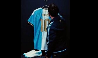 Messi prezentuje koszulkę na swój pożegnalny mecz w reprezentacji