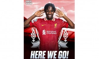 Przynosi koszulkę z numerem 30 do Liverpoolu